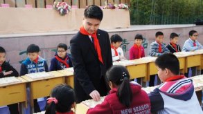 亚洲象棋冠军徐崇峰回访母校感念师恩
