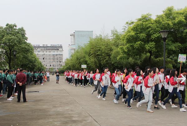 常山县紫港中学:众学弟,学妹为高三学子加油鼓劲