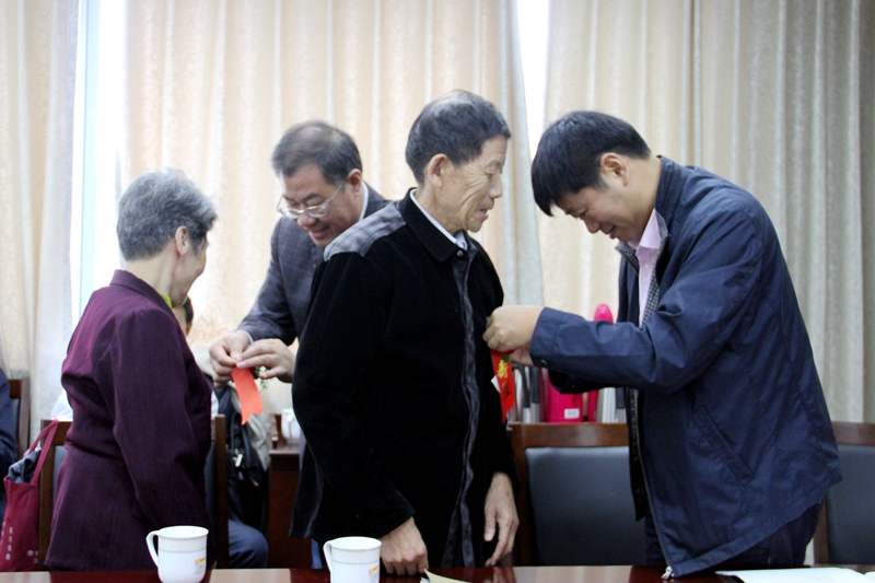 长兴县教育局机关举行庆祝老人节暨八十岁祝寿