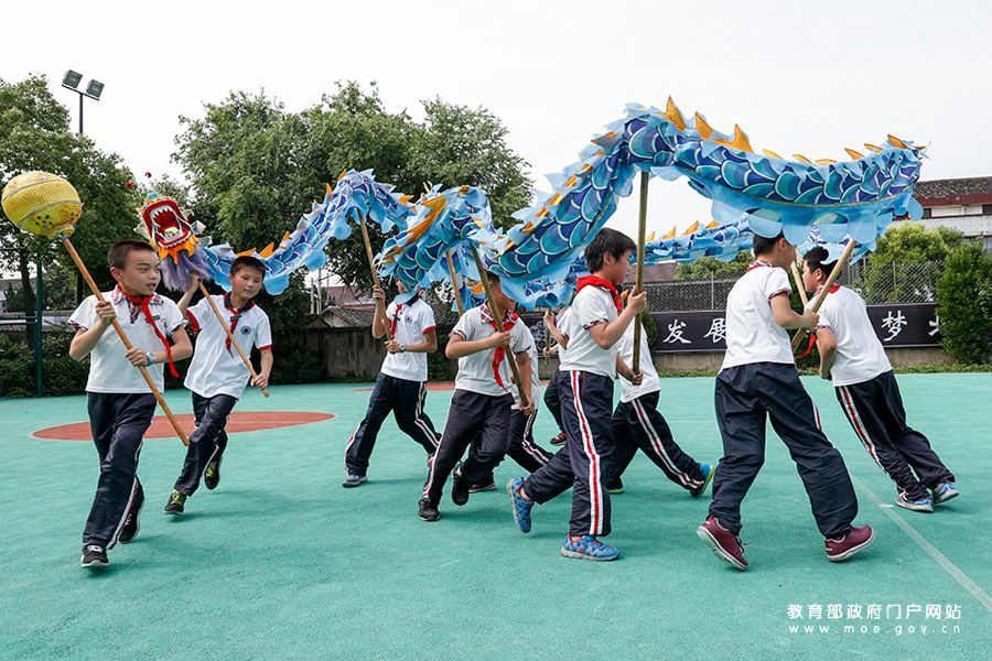 潭北小学少年宫舞龙队的学生在进行舞龙训练.
